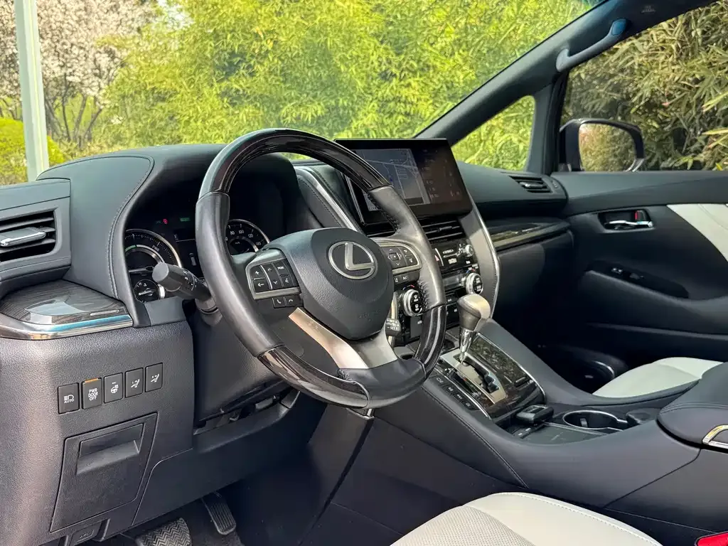 Lexus LM — фото 3
