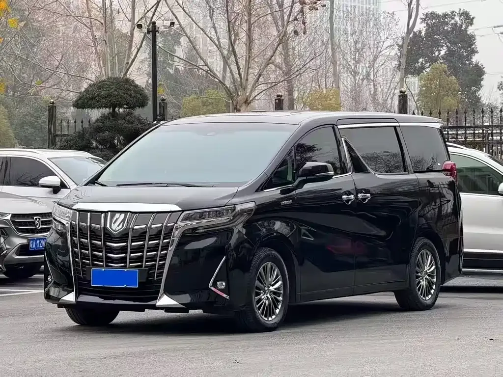 Toyota Alphard — фото 1