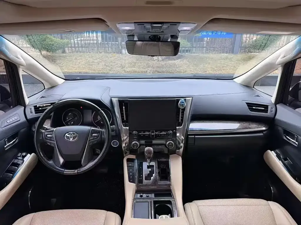 Toyota Alphard — фото 2