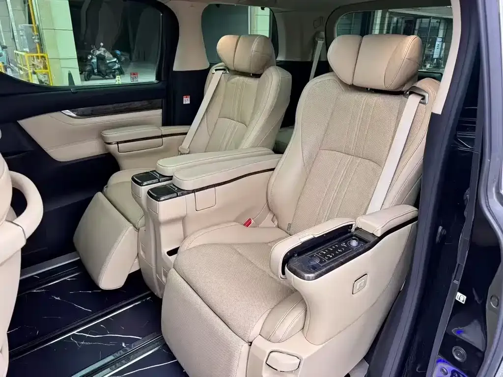 Toyota Alphard — фото 7