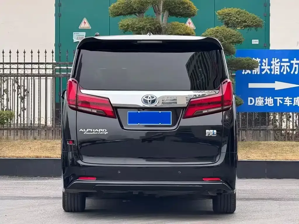 Toyota Alphard — фото 8