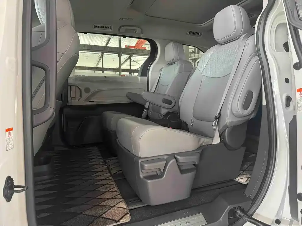 Toyota Granvia — фото 8