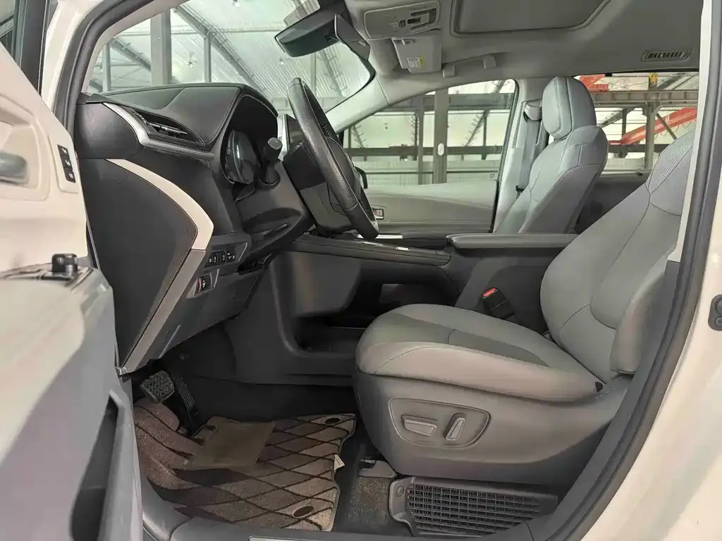 Toyota Granvia — фото 4