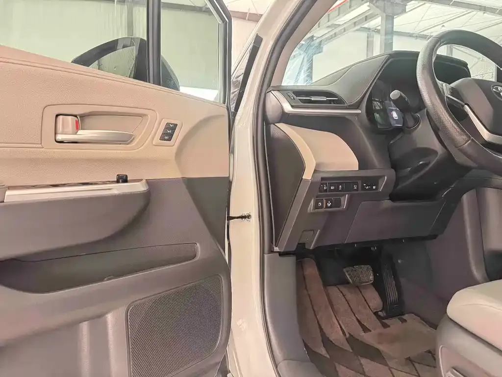 Toyota Granvia — фото 6