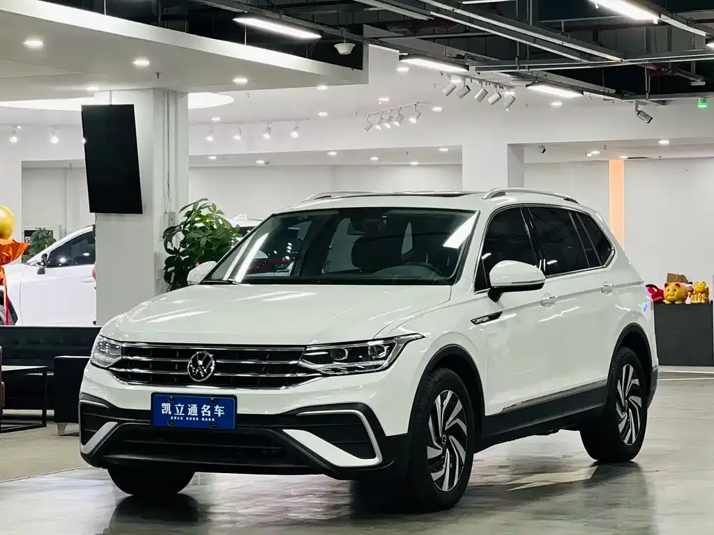 Volkswagen Tiguan L — фото 1