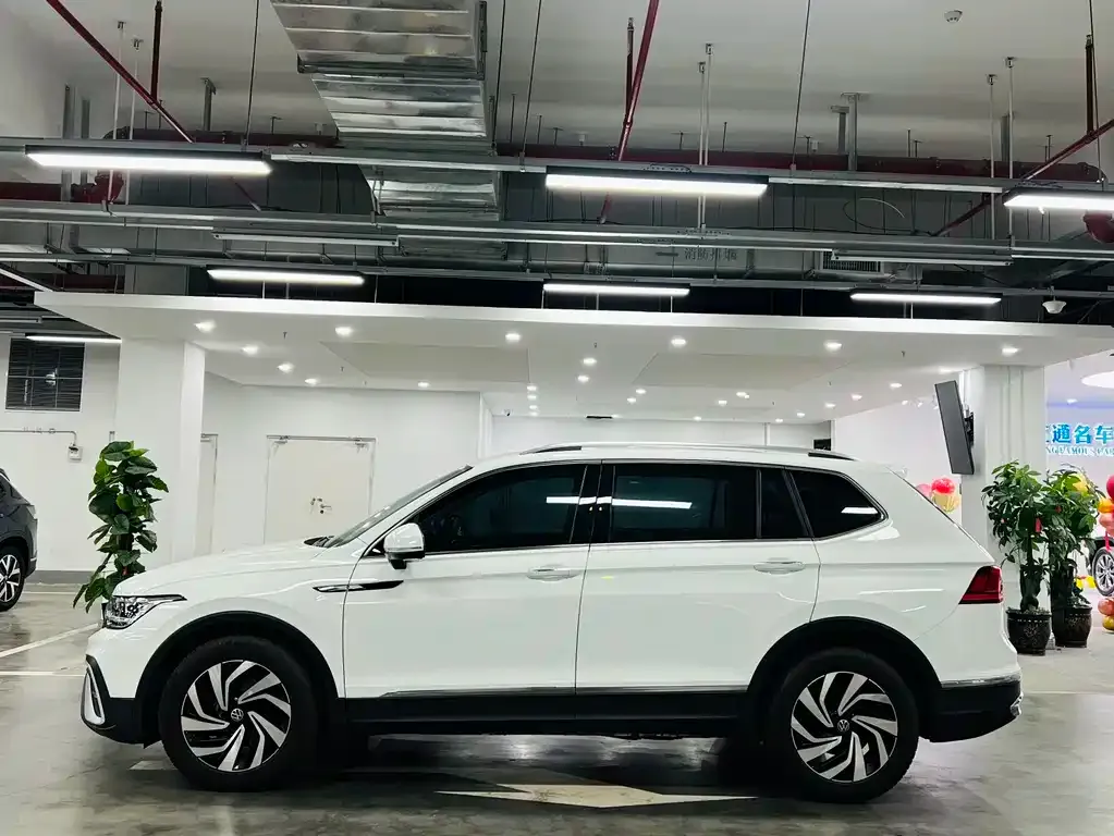 Volkswagen Tiguan L — фото 6