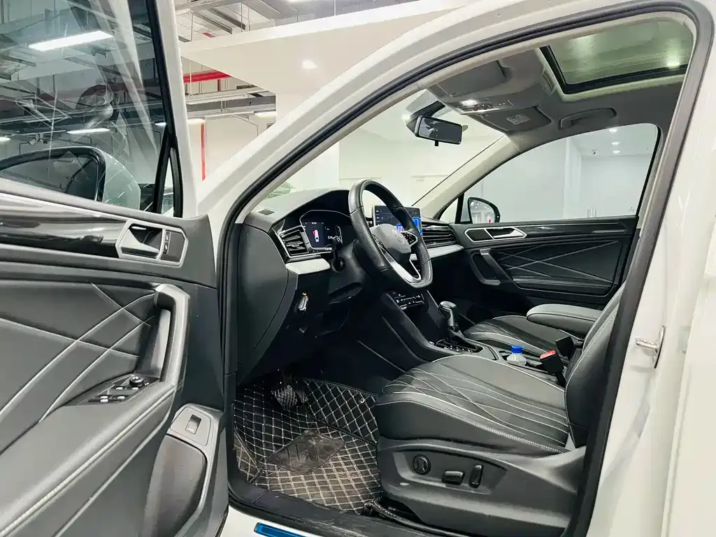 Volkswagen Tiguan L — фото 4