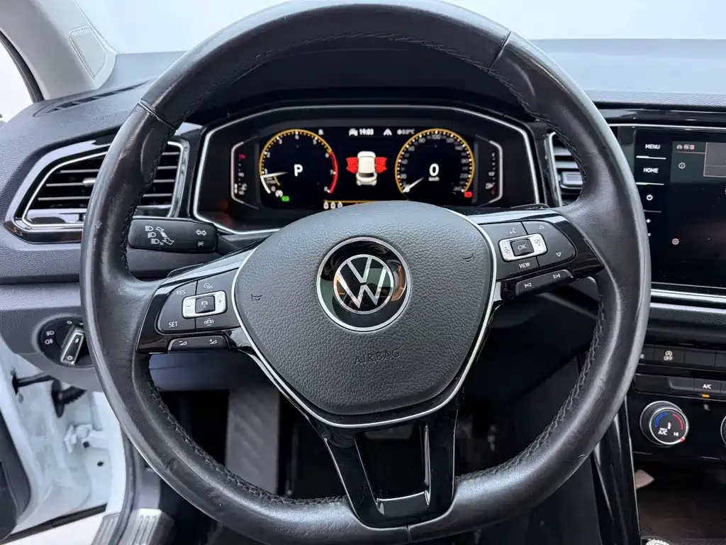 Volkswagen T-Roc — фото 10