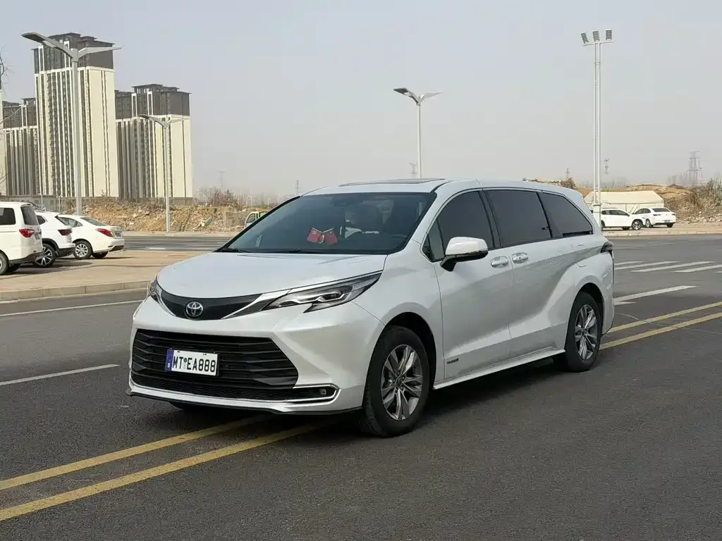Toyota Sienna — фото 1