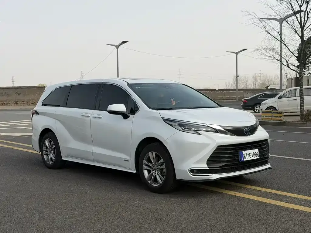 Toyota Sienna — фото 2