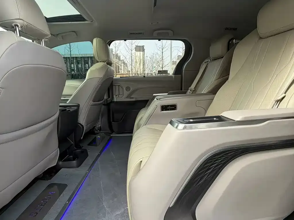 Toyota Sienna — фото 4