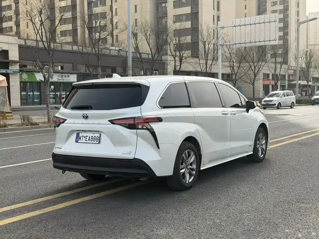 Toyota Sienna — фото 9