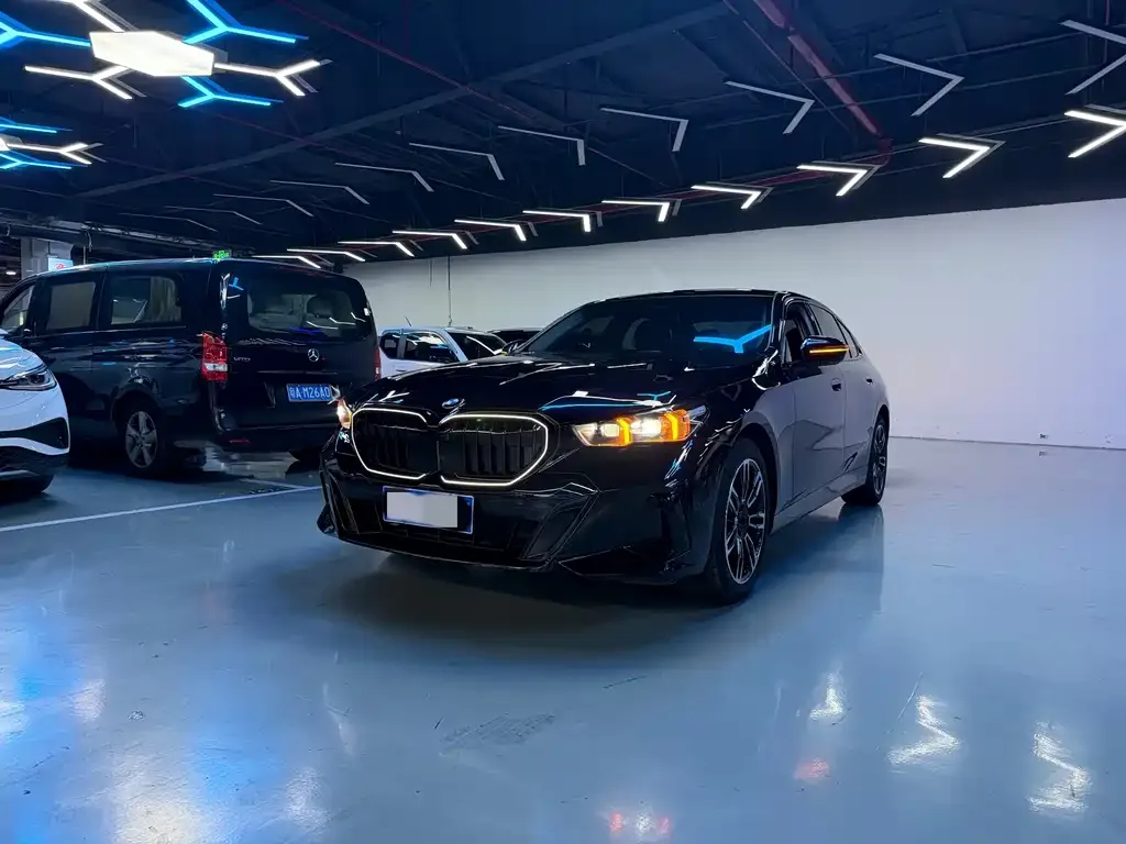 BMW 5 Series — фото 1