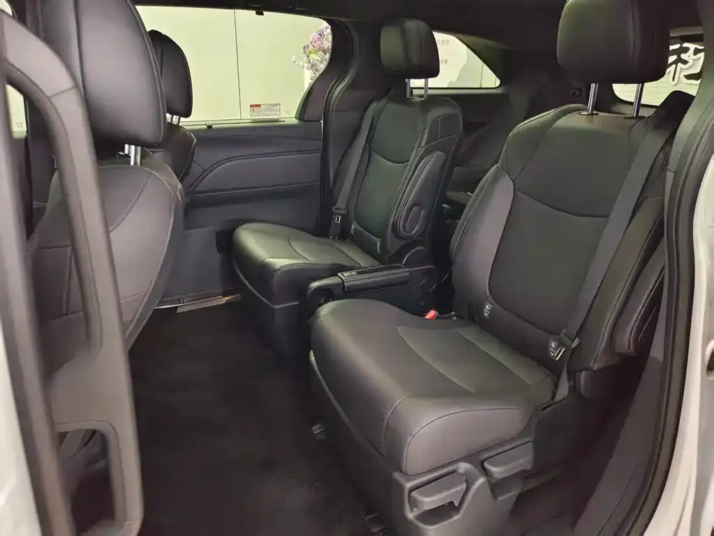Toyota Granvia — фото 10