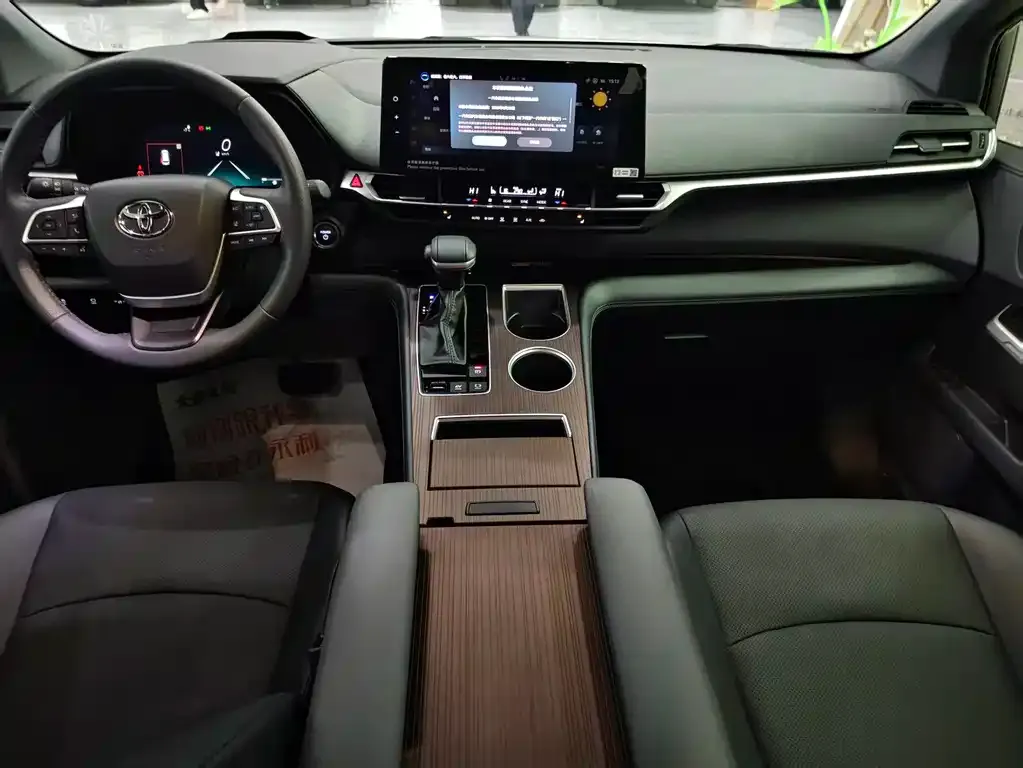 Toyota Granvia — фото 8