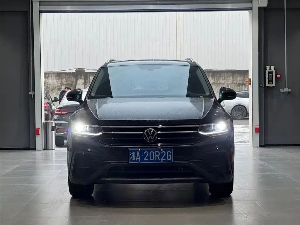Volkswagen Tiguan L — фото 1