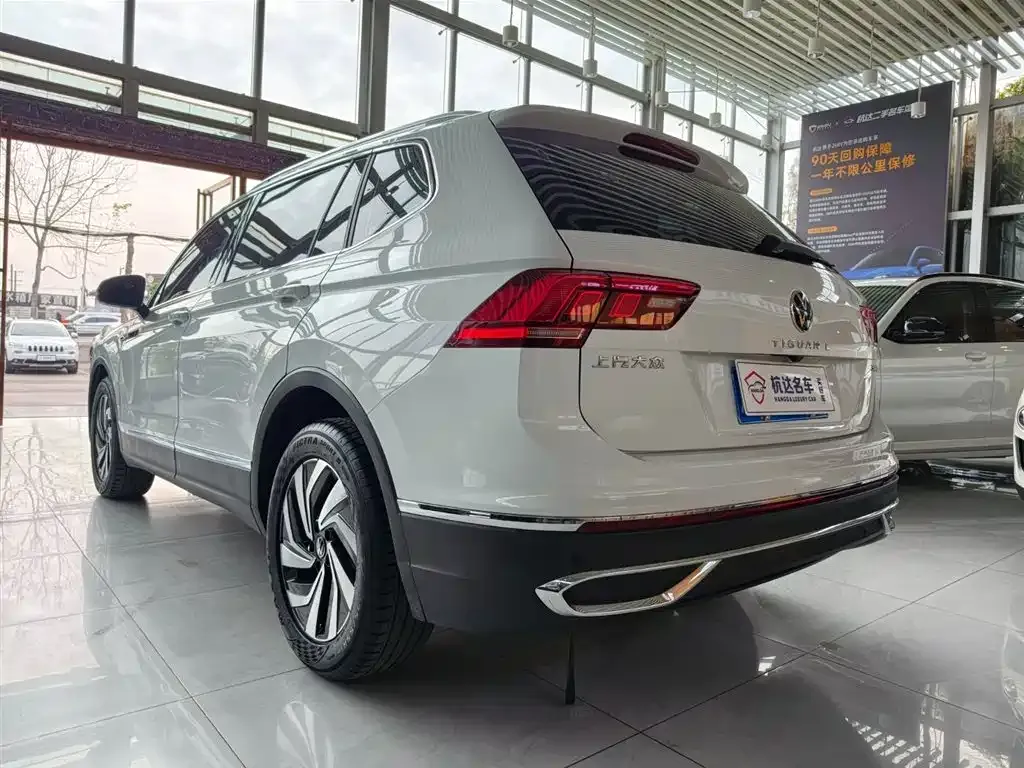 Volkswagen Tiguan L — фото 10