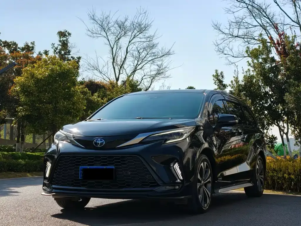 Toyota Granvia — фото 1