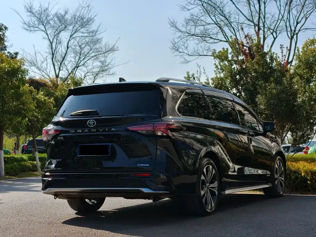 Toyota Granvia — фото 7