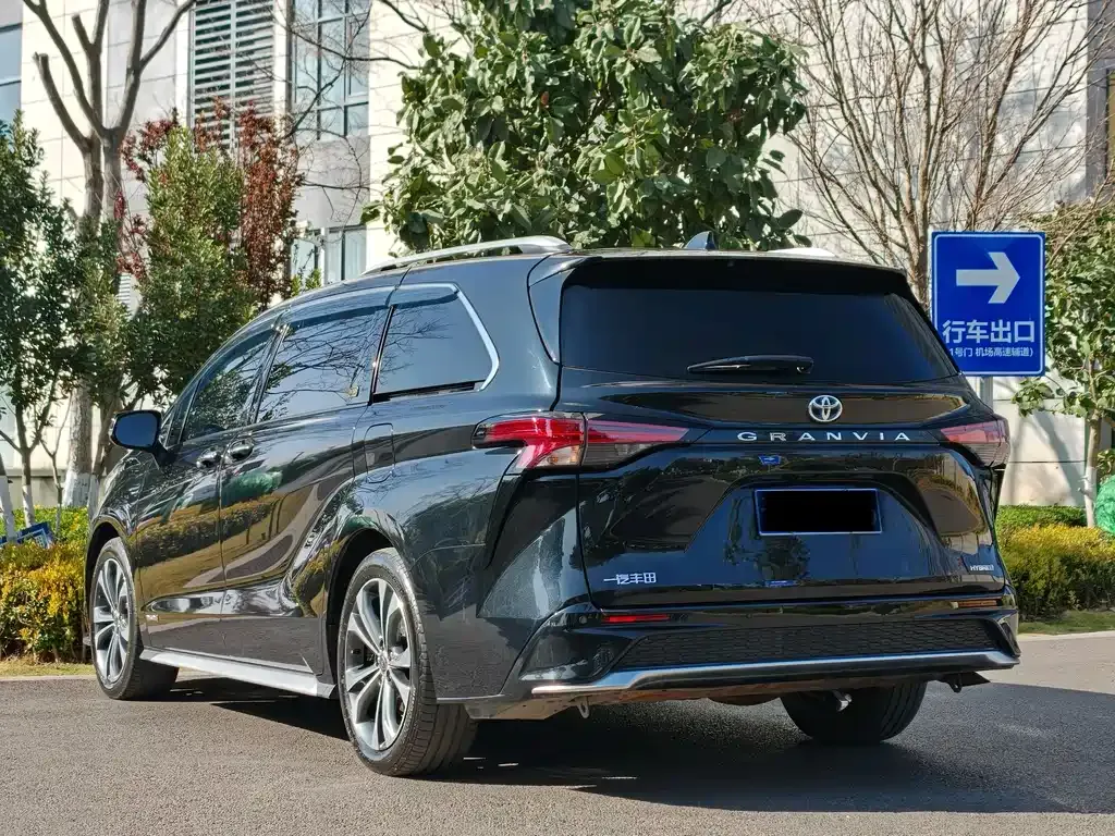 Toyota Granvia — фото 5