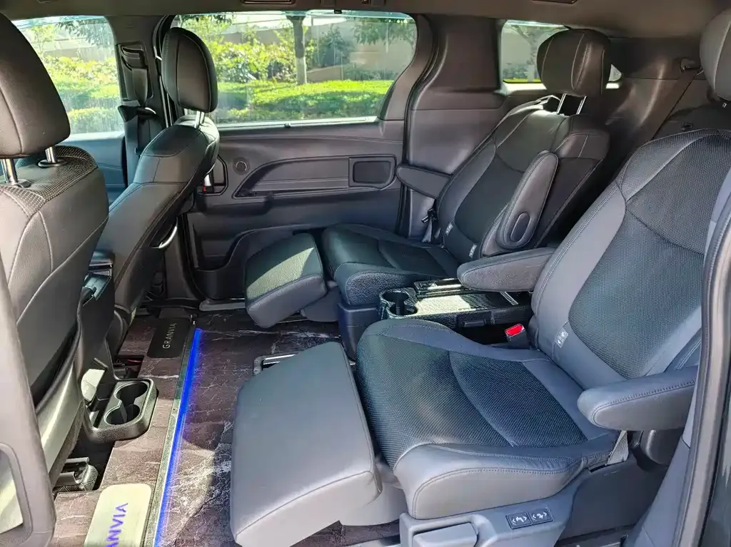 Toyota Granvia — фото 4