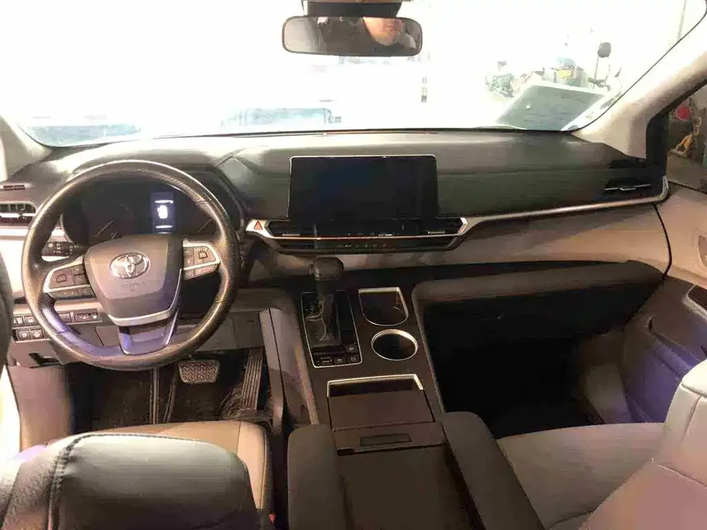 Toyota Granvia — фото 10