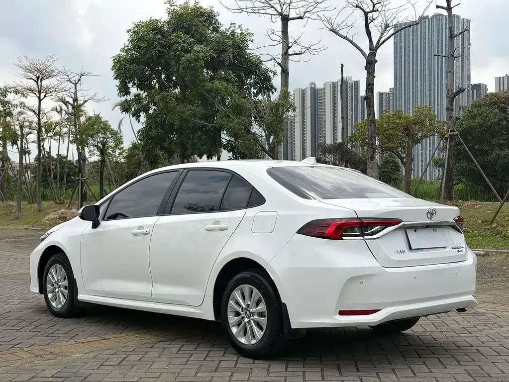 Toyota Corolla — фото 9
