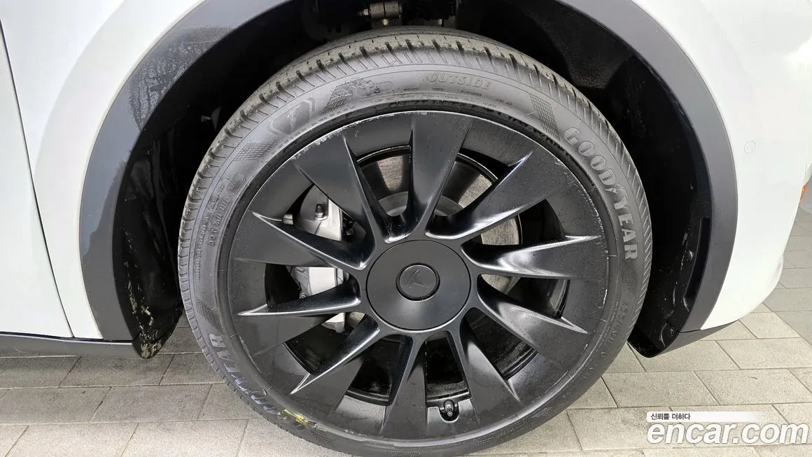 Tesla Model Y — фото 10