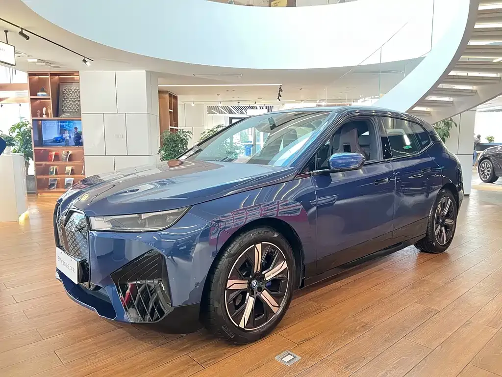 BMW iX — фото 1