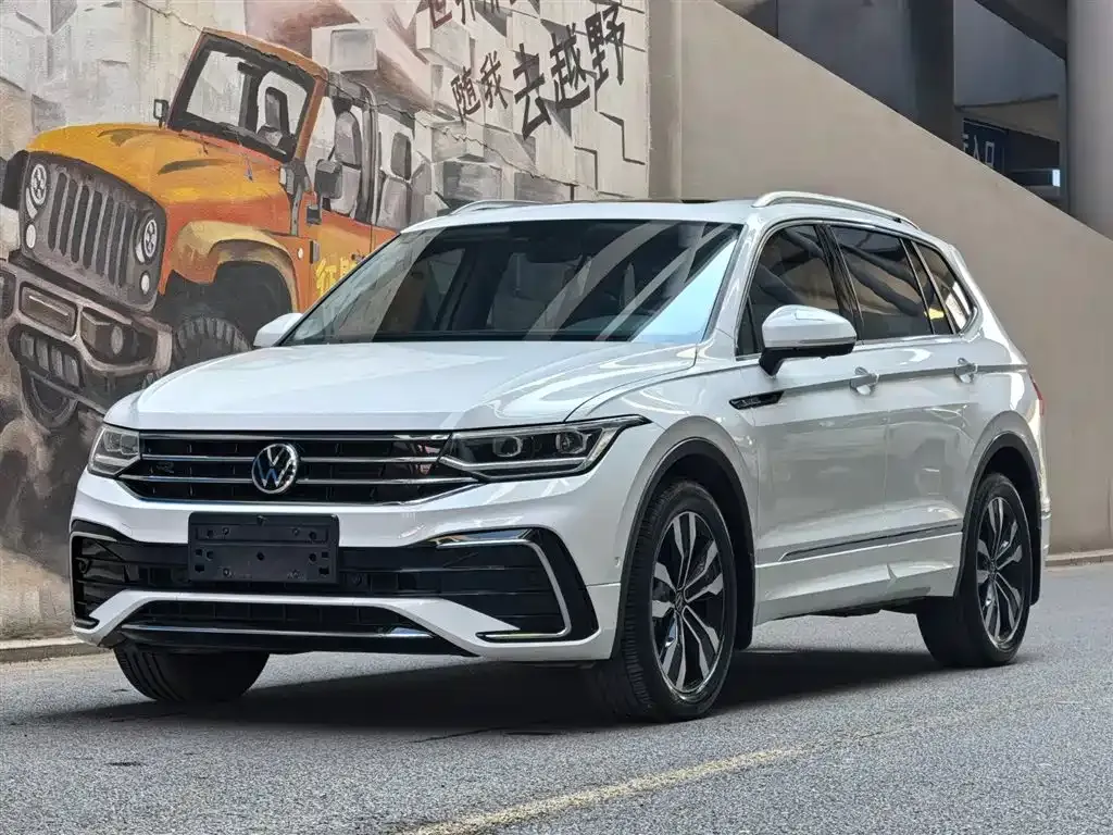 Volkswagen Tiguan L — фото 1