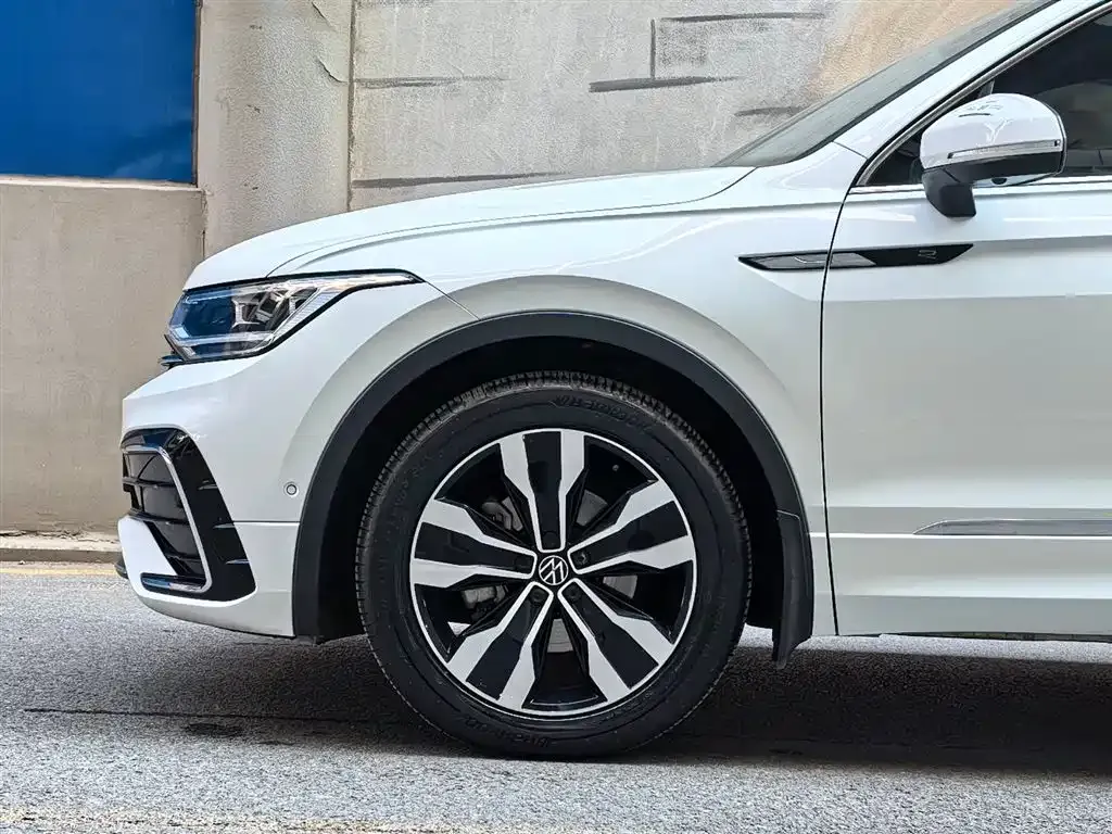 Volkswagen Tiguan L — фото 9