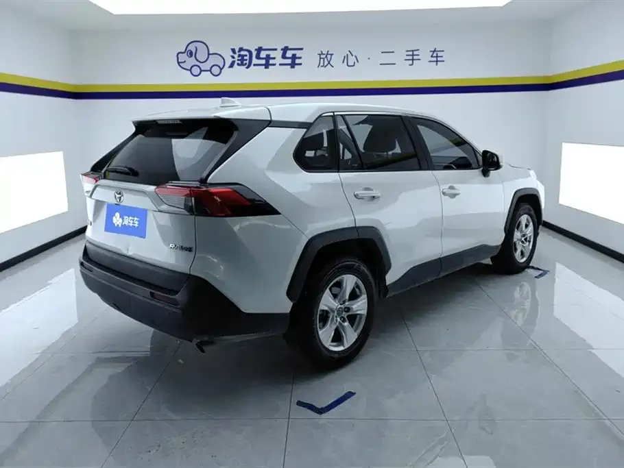 Toyota RAV4 — фото 7