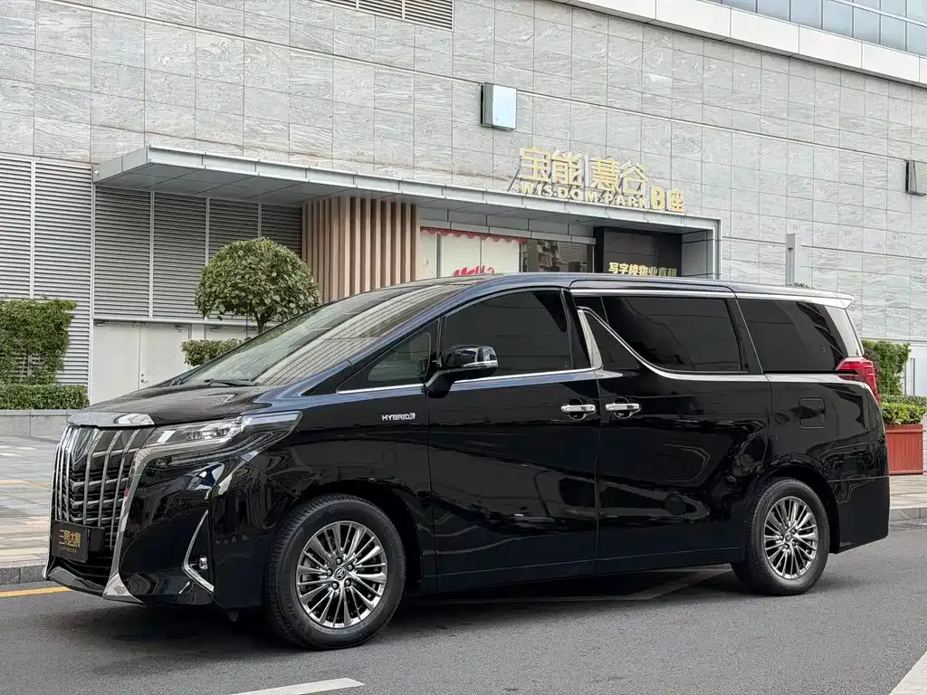 Toyota Alphard — фото 1