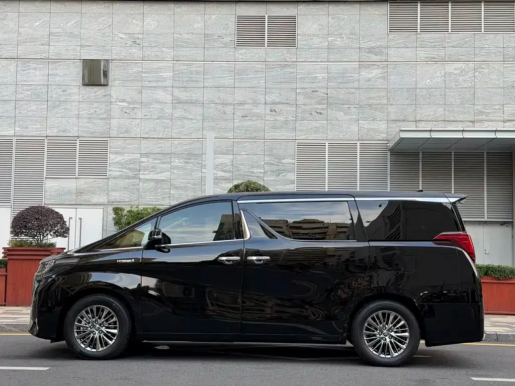 Toyota Alphard — фото 5
