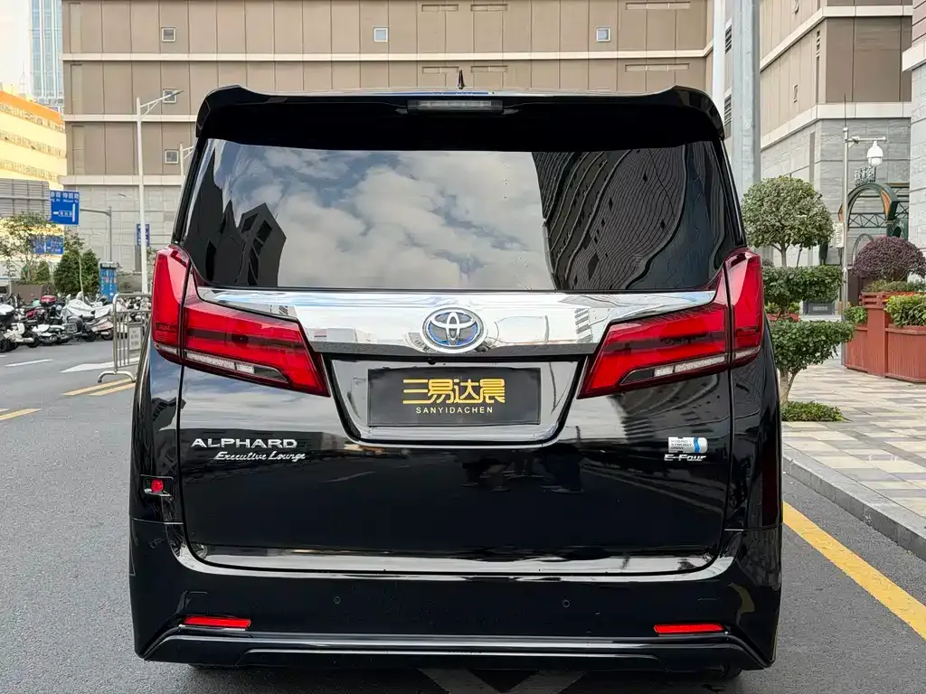 Toyota Alphard — фото 4