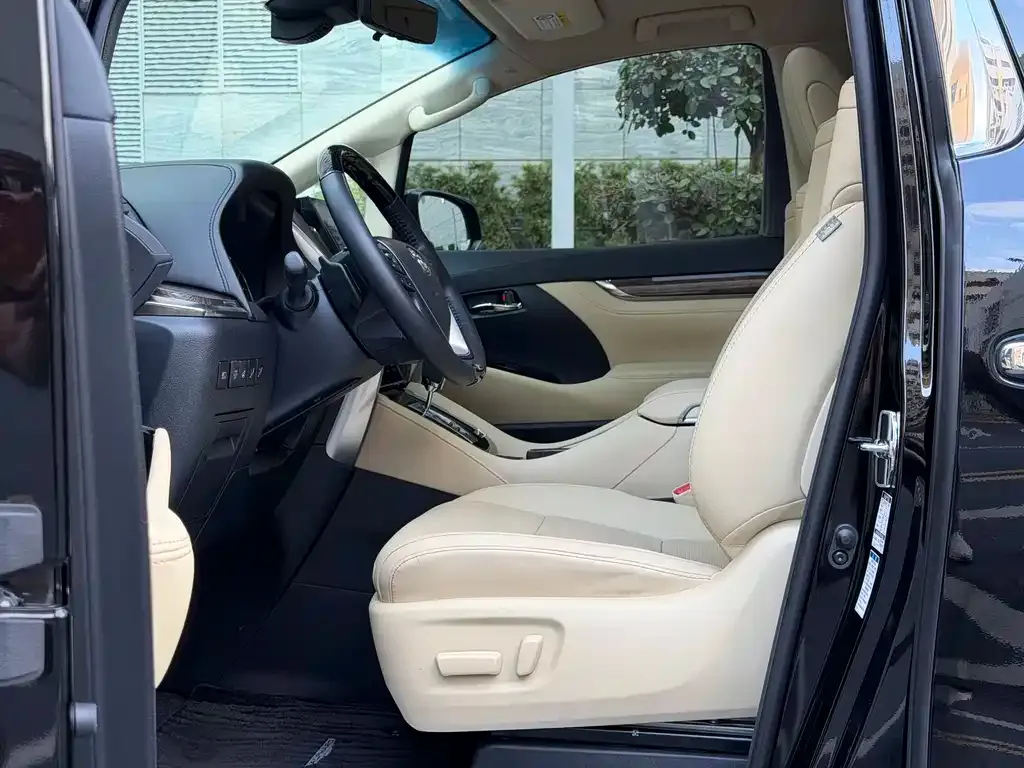 Toyota Alphard — фото 9