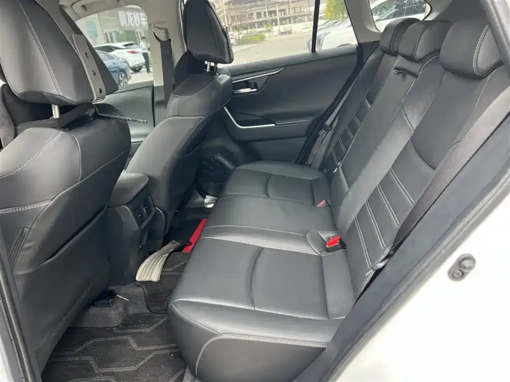 Toyota RAV4 — фото 2