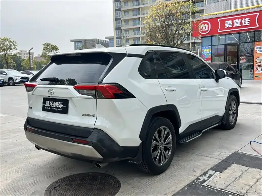 Toyota RAV4 — фото 5