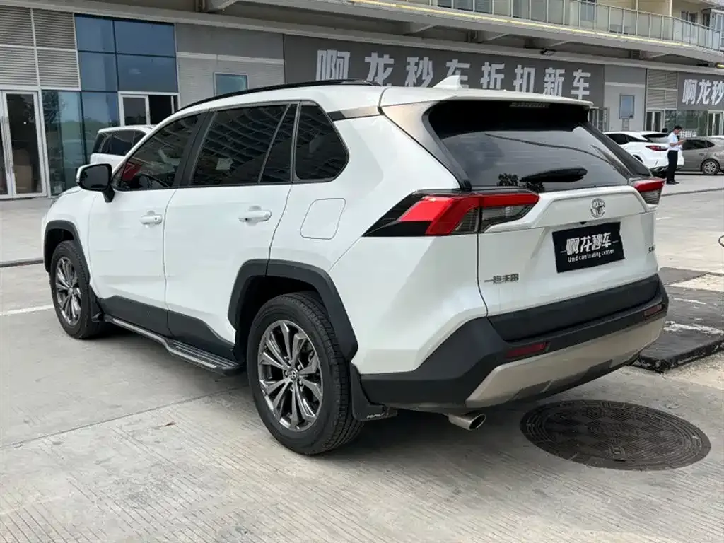 Toyota RAV4 — фото 8