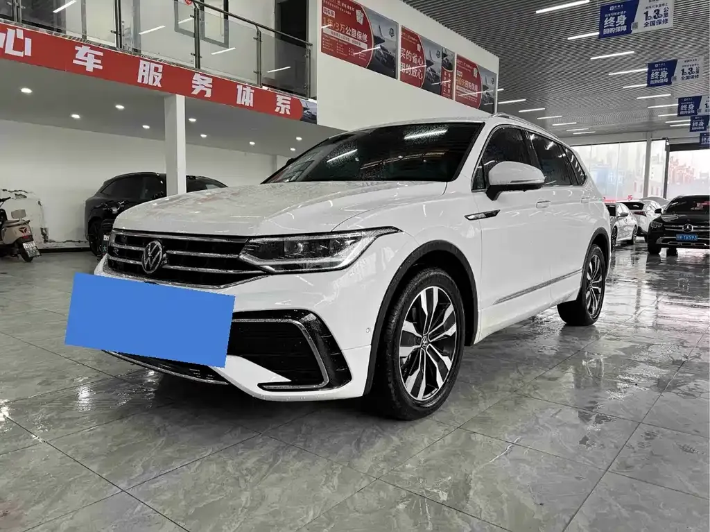 Volkswagen Tiguan L — фото 1