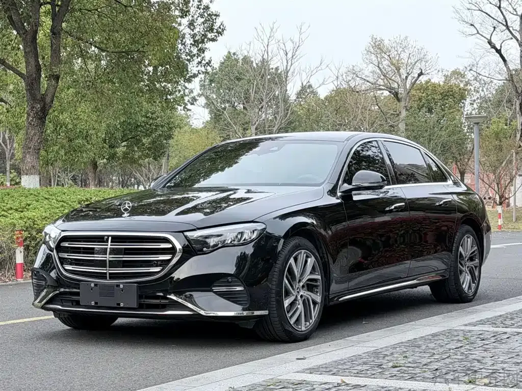 Mercedes-Benz E-Class — фото 1