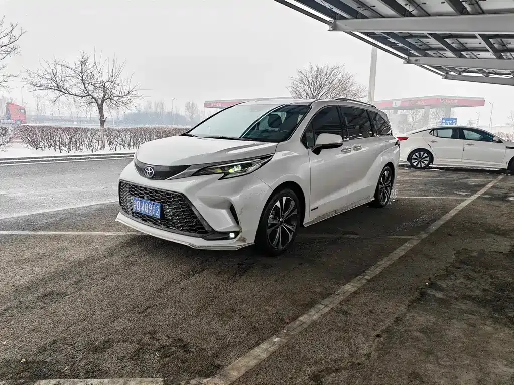 Toyota Granvia — фото 1