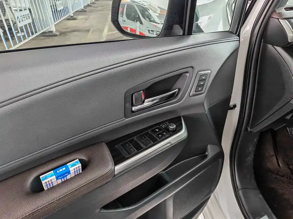 Toyota Granvia — фото 4