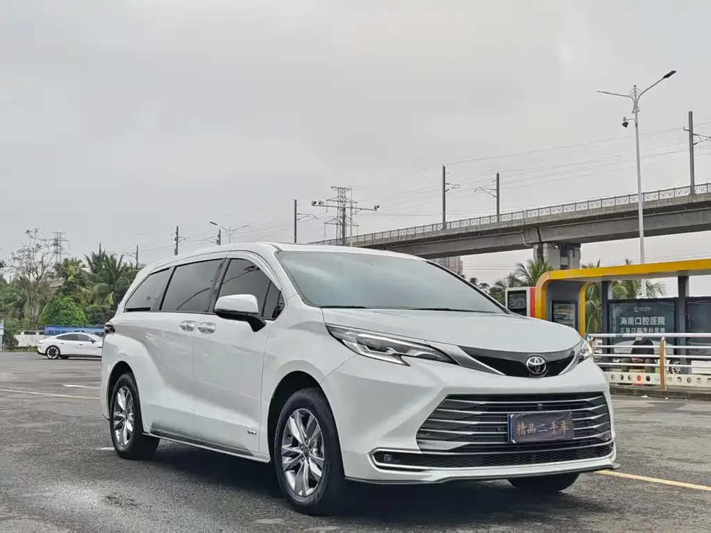 Toyota Sienna — фото 4