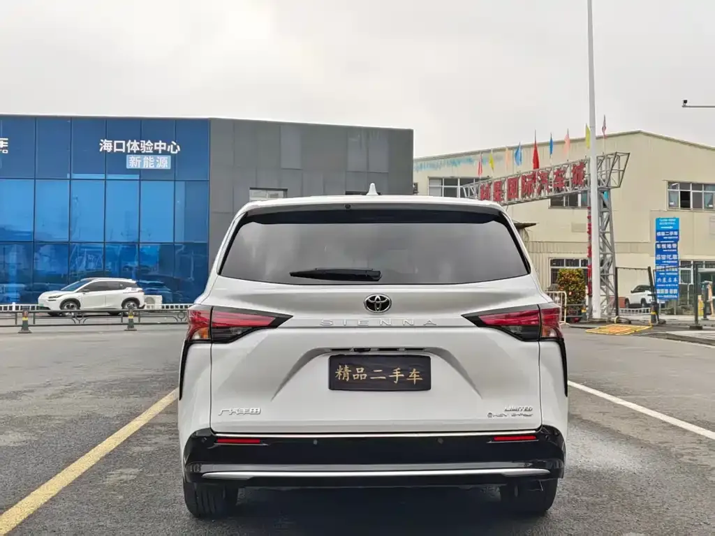 Toyota Sienna — фото 2