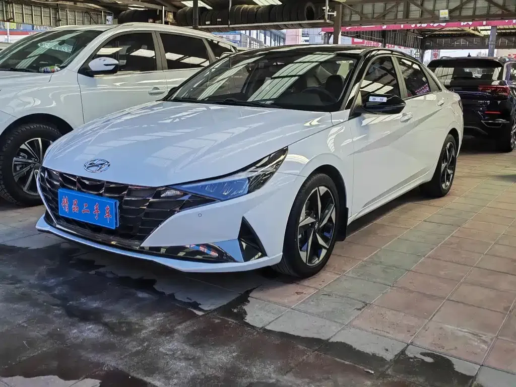 Hyundai Elantra — фото 1