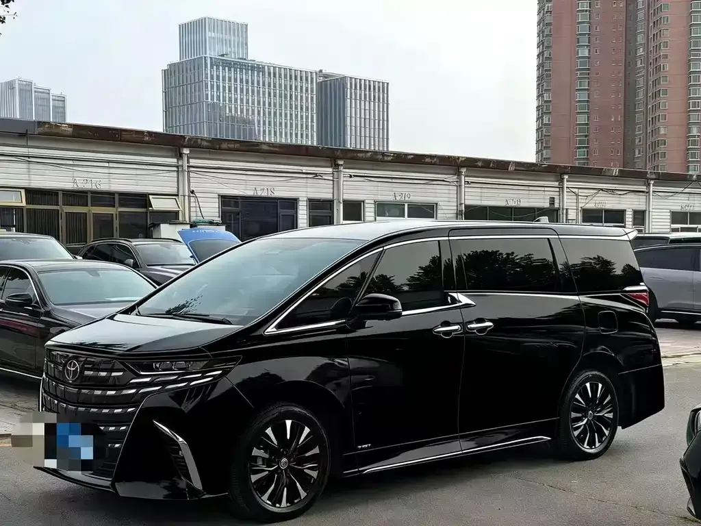 Toyota Alphard — фото 1