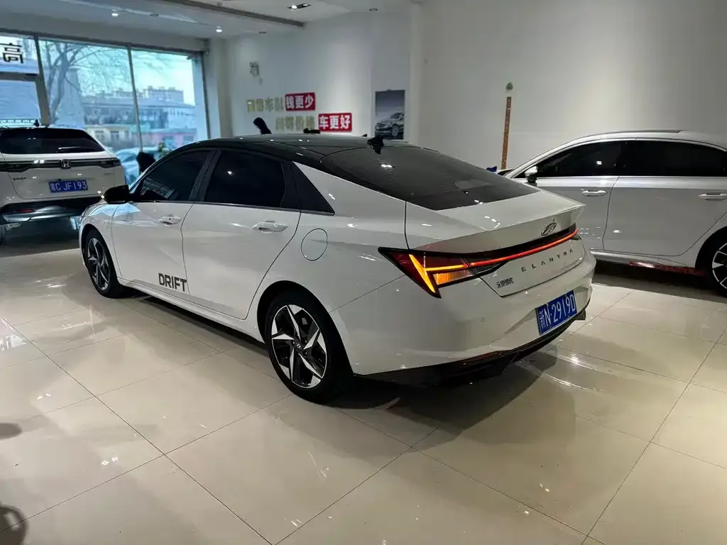 Hyundai Elantra — фото 4