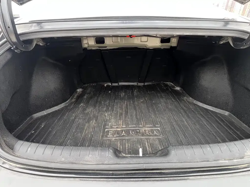 Hyundai Elantra — фото 10