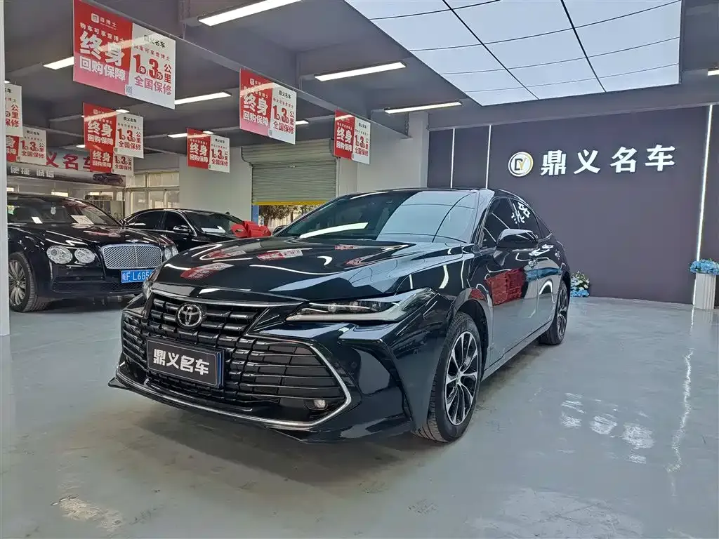 Toyota Avalon — фото 1